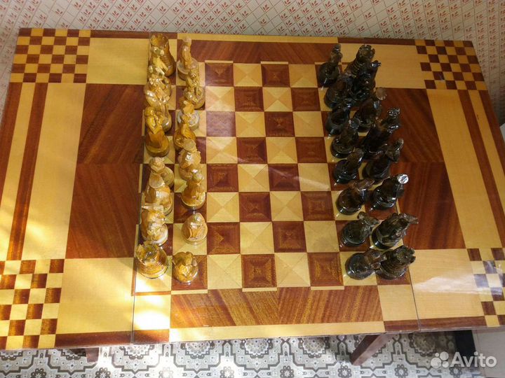Шахматный столик СССР с фигурами