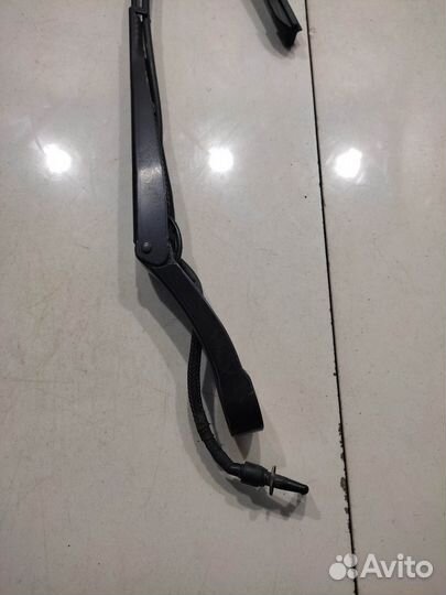 Поводок стеклоочистителя (правый) (Peugeot 3008)