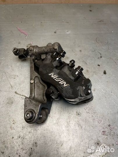 Левый передний суппорт Honda VFR800