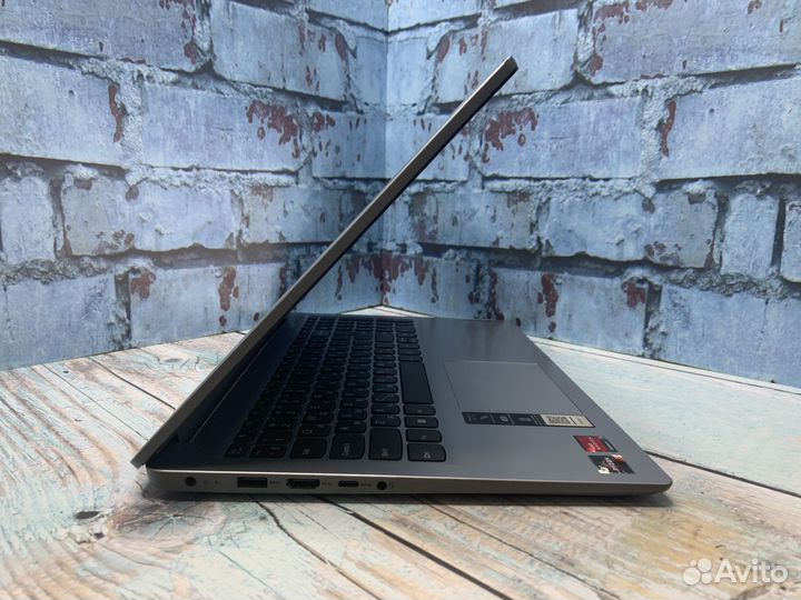 Быстрый ноутбук lenovo ssd/8gb/vega3