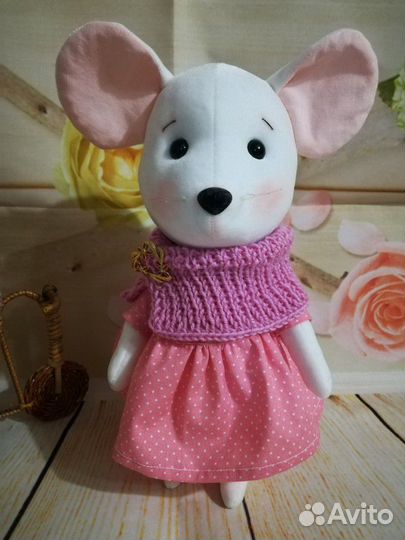 Мышка в розовом платье