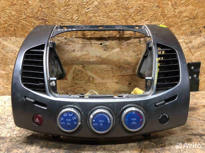 Накладка декоративная на торпедо Mitsubishi L200