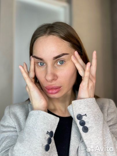 Модель на брови