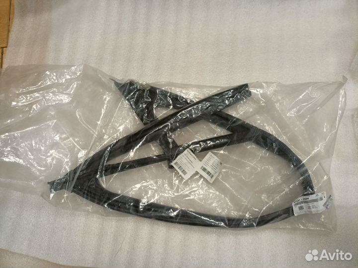 Уплотнитель стекла двери передней левой KIA K5