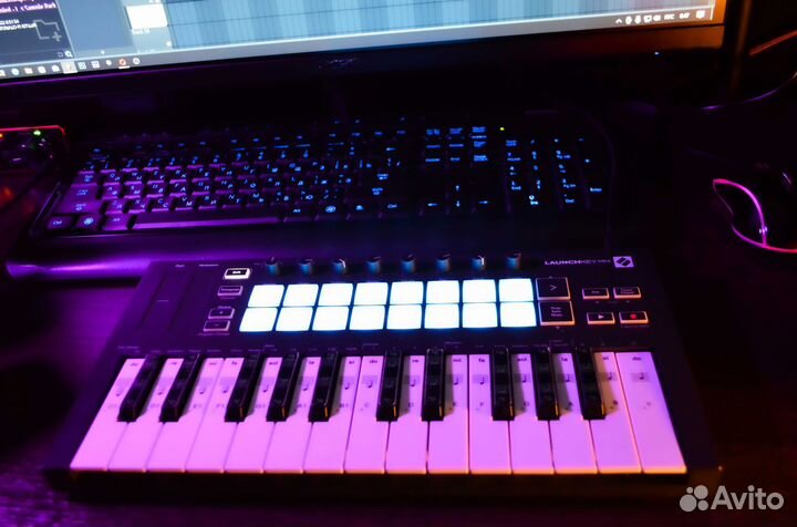 Midi Контроллер novation launchkey mini mk3
