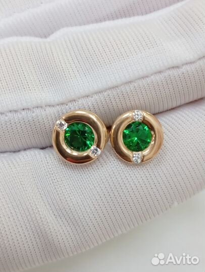 Золотые серьги с камнем