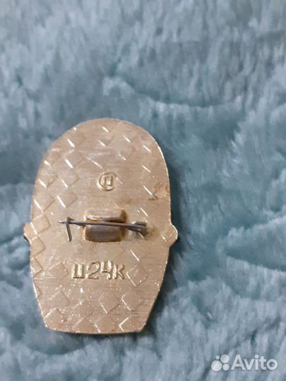 Советский значок котик в корзинке