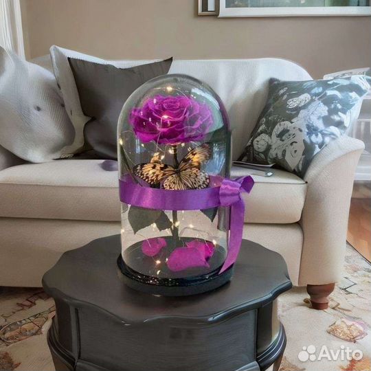 Живая роза в колбе