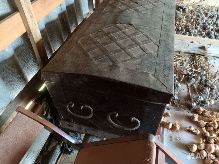 Сундук деревянный обитый железными вставками