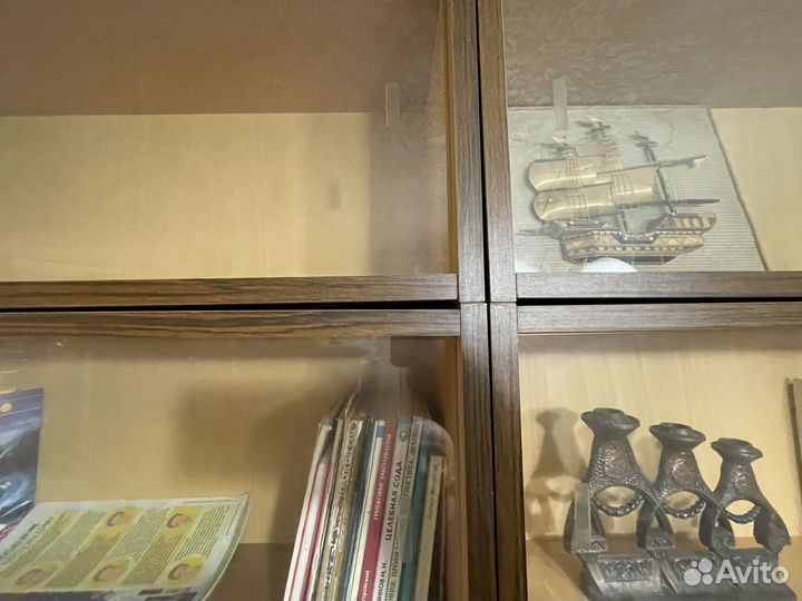 Книжные полки со стеклом