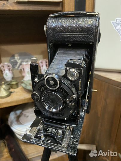 Старинный фотоаппарат Zeiss Icon на штативе