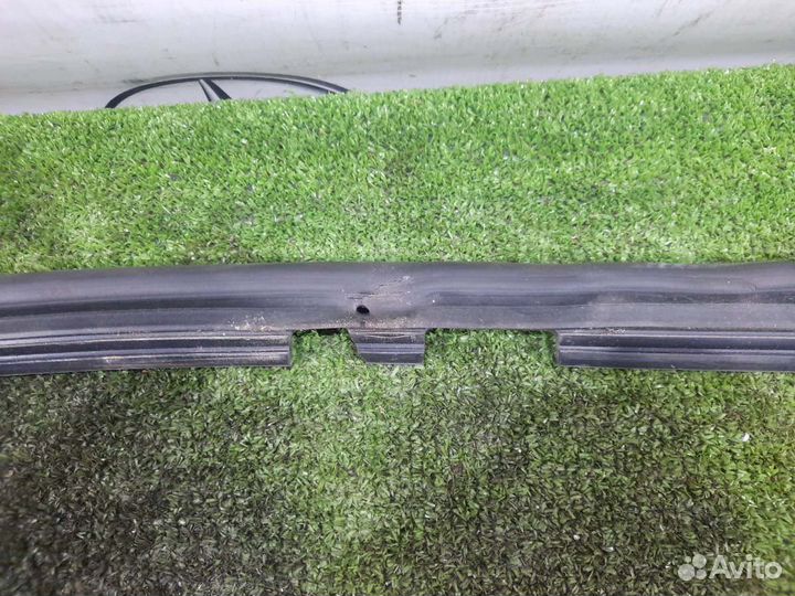 Уплотнение капота левое Mercedes C180 W205 274.910