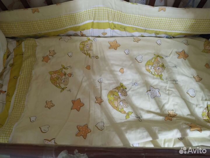 Детская кроватка с маятником и ящиком