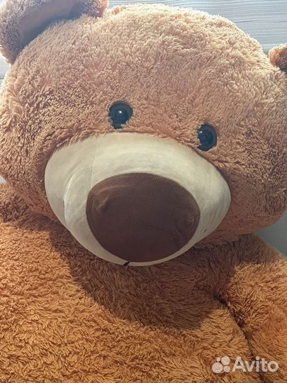 Большой плюшевый медвеженок