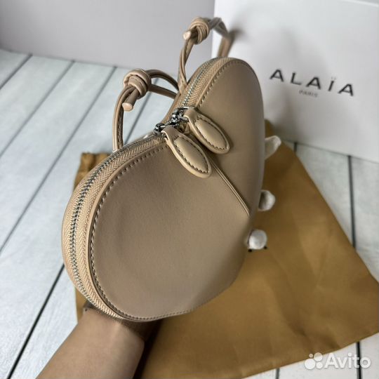 Сумка Alaia сердце бежевая