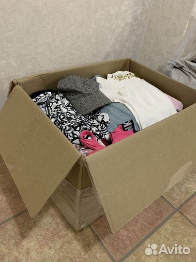 Большая коробка женских вещей