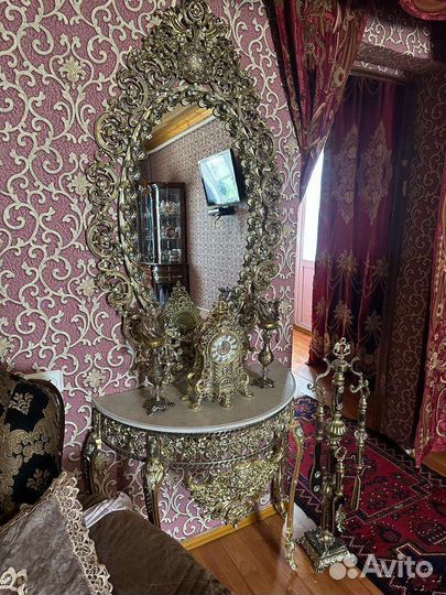 Столик с зеркалом