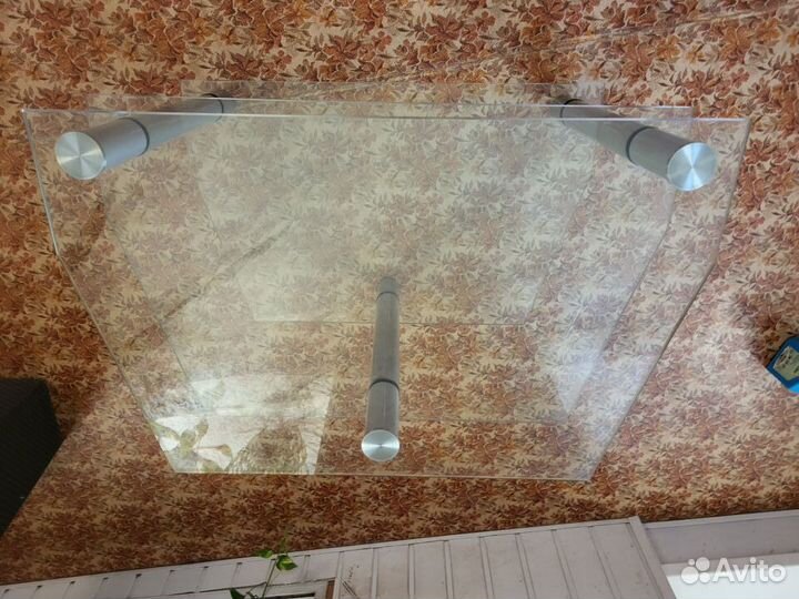 Тумба под телевизор из стекла