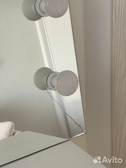 Гримерное зеркало с лампочками