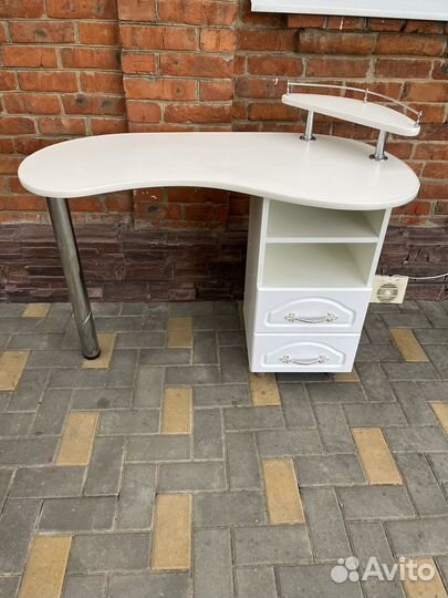 Маникюрный стол