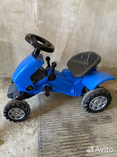 Синий трактор с прицепом на педалях