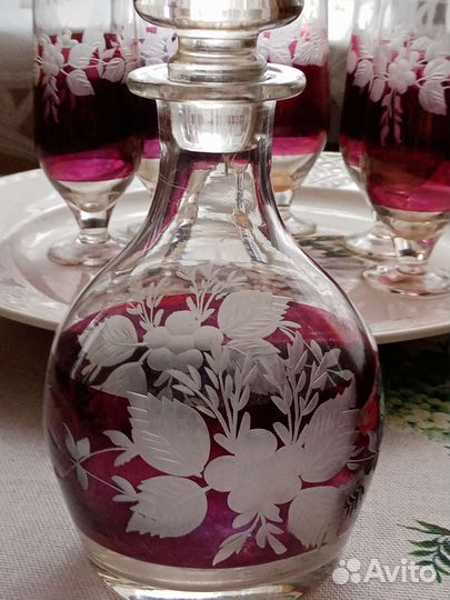 Графин и стаканы для вина