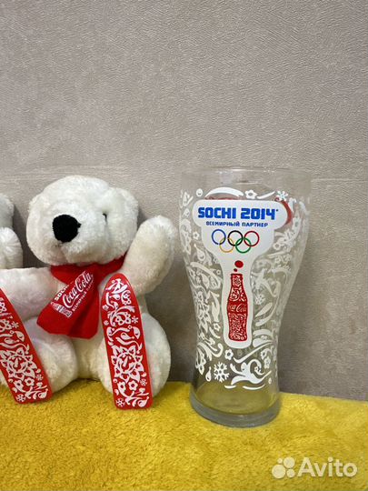 Плюшевый медведь колекция кока-кола
