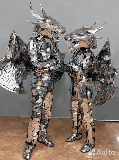 Артисты, зеркальные люди и зеркальные фотозоны