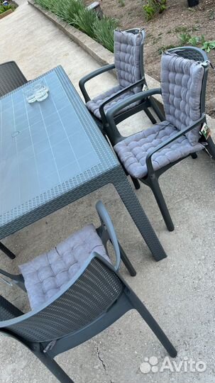 Крепкий стол под ротанг пластиковый на улицу дачу