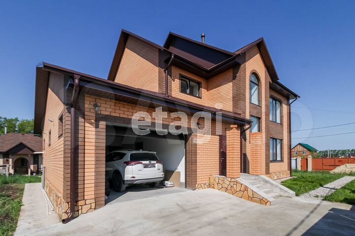 Дом 242,2 м² на участке 14,8 сот.