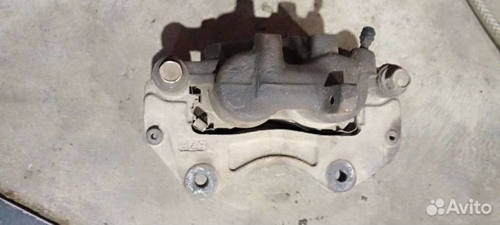 Суппорт тормозной. Левый. Паджеро