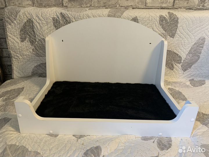 Лежанка для кошек настенная