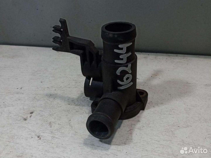 Фланец системы охлаждения Volkswagen Passat B4