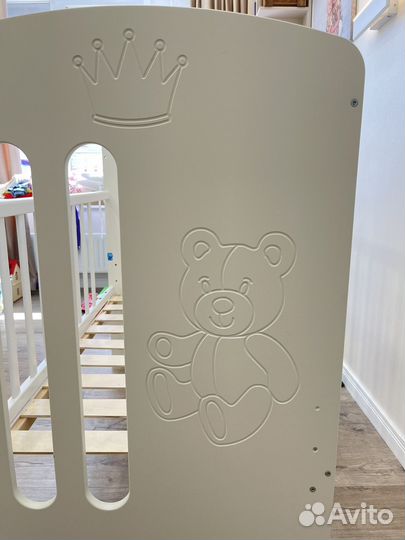 Детская кроватка с маятником и ящиком