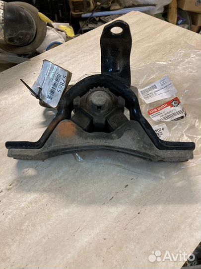 Подушка двигателя правая Captiva/Antara (3.2)