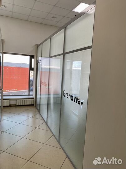 Стационарная перегородка из стекла и алюминия