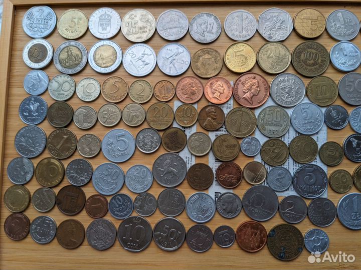 107 штук иностранных монет без повторов