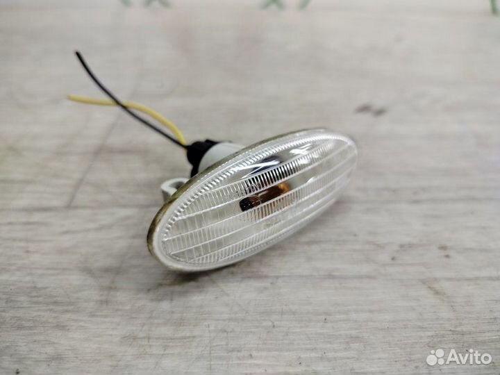 Повторитель в крыло передний Nissan Juke F15