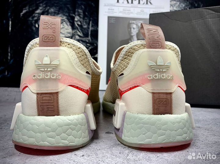 Кроссовки adidas boost бежевые