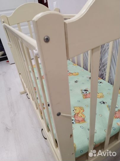 Детская кроватка с маятником и ящиком