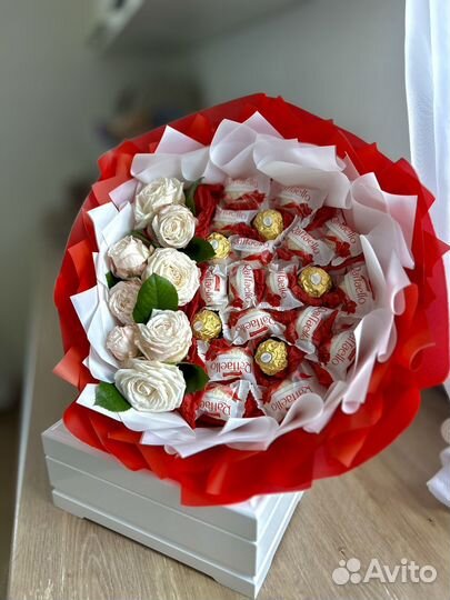 Букет с живыми цветами и конфетами