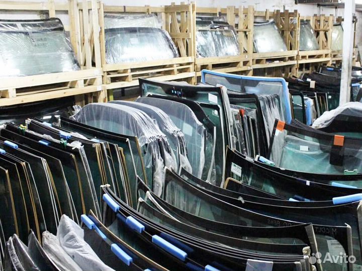 Лобовое стекло Nissan Fuga II Y51 дд обогрев щ