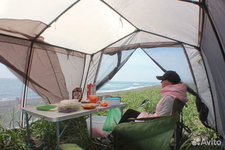 Большой стол и стулья для отдыха