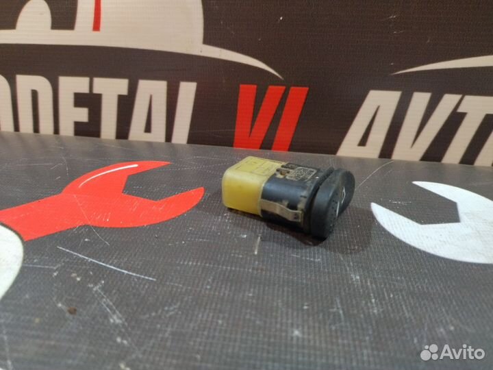 Кнопка стеклоподъемника Ford Focus 1