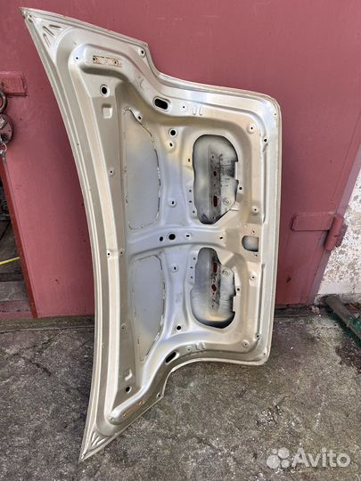 Продам крышку багажника Toyota Avensis