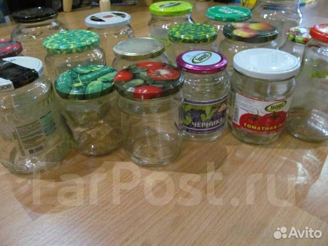 Пластиковые и стеклянные банки с крышками