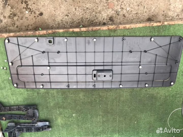 Обшивка двери багажника Toyota Hiace TRH219 2trfe