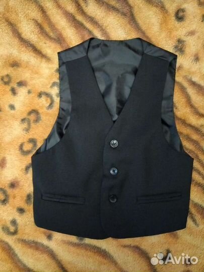Пиджак и жилет новый 116-122р