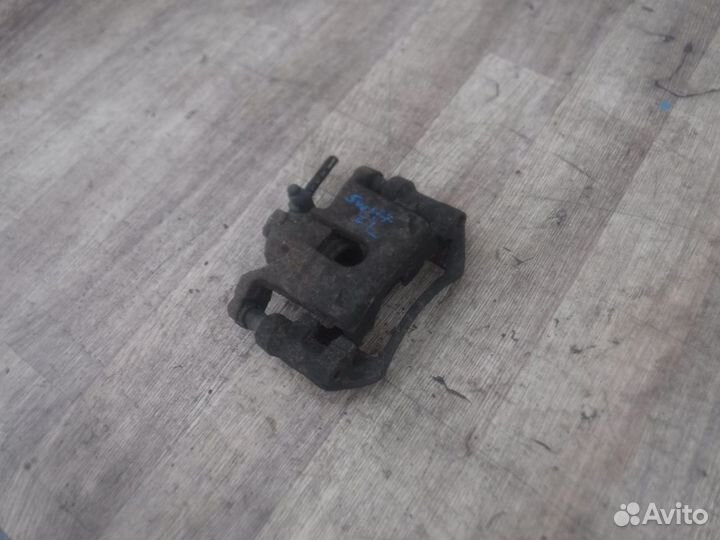 Суппорт передний левый Suzuki Swift 2 2002