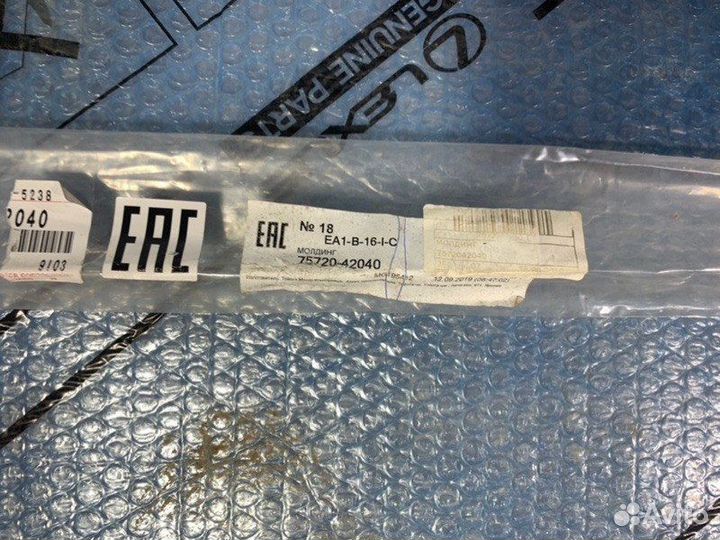 Накладка стекла передняя левая Toyota Rav4 XA40